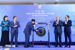 Prime Minister Pham Minh Chinh strikes the gong to inaugurate the Vietnam International Financial Centre in Ho Chi Minh City. (Photo: VNA) 