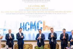 Chairman of the municipal People's Committee Nguyen Van Duoc (C) and delegates at the announcement ceremony of the preview version of HCMCInvest. (Photo: nhandan.vn)