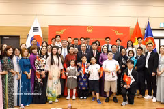National Assembly President Tran Thanh Man and his spouse meet with Vietnamese Embassy officials and staff, and representatives of the Vietnamese community in the Republic of Korea in Seoul on September 6. (Photo: VNA)