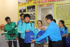 A leader of the Ho Chi Minh City Trade Union’s labourer consultation and support centre presents gifts to app-based drivers facing financial difficulties. (Photo: VNA)