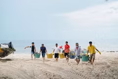 Local residents, Sun Group employees and dedicated environmental teams work for hours each day to clear water hyacinth and marine debris, helping keep Kem Beach clean and attractive. (Photos: Sun Group)
