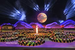 The grand Xoe dance performance with the participation of 2,026 people. (Photo: VNA)