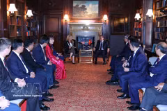 General Secretary of the Communist Party of Vietnam Central Committee and President To Lam (R) receives President and Chief Operating Officer of SpaceX Gwynne Shotwell in New York on September 23 afternoon (local time). (Photo: VNA)