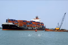 Chu Lai Port welcomes a 50,000-tonne vessel. (Photo: VNA)