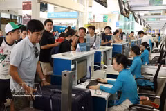 Passengers check in at Hanoi's Noi Bai International Airport. (Photo: VNA)