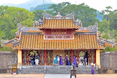 Tourists explore a tourist attraction in Hue city. (Photo: VNA)