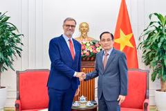 Politburo Member and Minister of Foreign Affairs Le Hoai Trung (R) receives outgoing French Ambassador to Vietnam Olivier Brochet on September 3. (Photo: Ministry of Foreign Affairs)