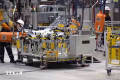 Workers work at a VinFast factory (Photo: VNA)
