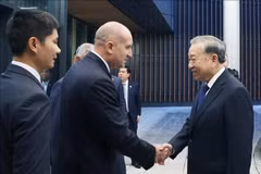 Bulgarian President Rumen Radev welcomes Party General Secretary To Lam during his visit to Samel-90 company. (Photo: VNA) 