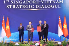 Vietnam's Politburo member and Minister of Foreign Affairs Le Hoai Trung (first row, left) and Singaporean Minister for Foreign Affairs Vivian Balakrishnan exchange the Vietnam-Singapore Joint Statement on Technology Connectivity Strategy. (Photo: VNA) 
