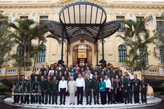 Party General Secretary and President To Lam (10th from left, first row) poses for a photo with former youth volunteers. (Photo: VNA)