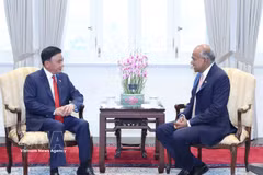 Politburo member and Standing member of the Communist Party of Vietnam Central Committee’s Secretariat Tran Cam Tu (L) meets with Singapore’s Senior Minister K. Shanmugam on August 25. (Photo: VNA)
