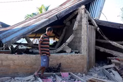 A house damaged by the earthquake on Flores Island, Indonesia, August 15, 2026. (Photo: Xinhua/VNA)