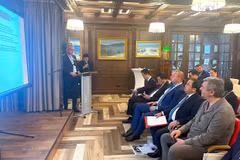 An overview of a meeting between Politburo member and Secretary of the Hanoi Party Committee Tran Duc Thang and representatives of Saint Petersburg businesses. (Photo: VNA)
