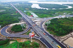 To promote growth and achieve the challenging goal of high growth in 2025, Ho Chi Minh City is focusing on accelerating the disbursement of public investment. (Illustrative image: VNA)