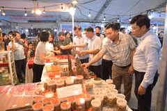 Visitors at a fair featuring cooperatives and businesses in Ninh Binh province. (Photo: VNA) 