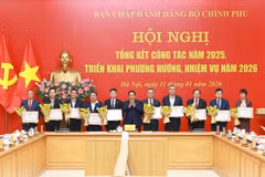 Prime Minister Pham Minh Chinh presents Certificates of merit from the Government’s Party Committee to individuals with outstanding achievements. (Photo: VNA) 