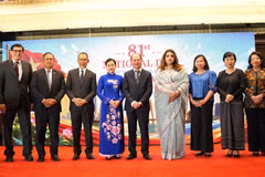 Vietnamese Ambassador to Bangladesh Nguyen Manh Cuong (centre) and Bangladeshi State Minister for Foreign Affairs Shama Obaed Islam (fourth from right) pose for a group photo with ambassadors of several ASEAN member states to Bangladesh. (Photo published by VNA) 