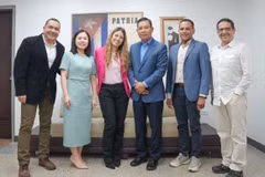 teleSUR President Patricia Villegas (third from left) and Vietnamese Ambassador to Venezuela Vu Trung My (third from right) pose for a photo. (Photo: VNA)