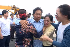 Da Nang fishermen reunite with their families at Cam Ranh International Port after surviving an accident in the Truong Sa waters. (Photo published by VNA) 