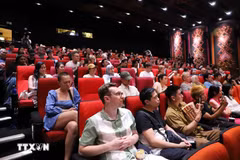 The screening of “Hat giua chieu mua” draws a large number of audience (Photo: VNA)