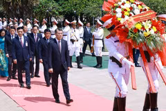PM arrives in Vientiane, beginning official visit to Laos