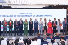 Representatives of agencies, educational institutions and businesses exchange memoranda of understanding, connecting training and research needs with domestic and international resources, expertise and technology solutions. (Photo: VNA)