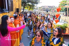 A Philippine tourist group warmly welcomed in Hoi An, Da Nang city. (Photo: VNA)