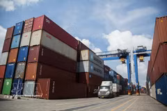 Containers at Cat Lai Port in Ho Chi Minh City. (Photo: VNA)