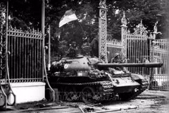 The Liberation Army's tank enters the Independence Palace at noon on April 30, 1975. (File Photo: VNA)
