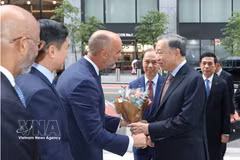 Pfizer representatives welcome General Secretary of the Communist Party of Vietnam Central Committee and President To Lam in New York on September 22, 2026. (Photo: VNA)