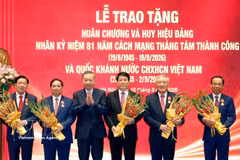 Party General Secretary and President To Lam (third from left) presents the Ho Chi Minh Orders to former Party and State leaders. (Photo: VNA) 