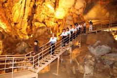 Hang Boi extends approximately 60–70 metres and features stalactites and stalagmites formed over millions of years. (Photo: VNA)