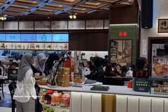 Customers make payments at a restaurant in Kuala Lumpur, Malaysia. (Illustrative photo: VNA)