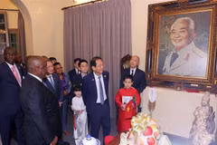 South African President Matamela Cyril Ramaphosa visits the family of General Vo Nguyen Giap. (Photo: VNA)