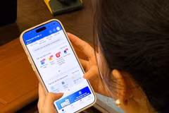 A resident accesses the iHanoi app. (Photo: VNA)