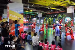 Visitors watche an art performance at the exhibition on national achievements (Photo: VNA)
