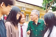 Members of the "Stories in Peacetime" project listen to veteran Do Dang Khuay sharing his experience as they visit him at the Thuan Thanh Nursing Centre for War Invalids in Bac Ninh province. (Photo: nhandan.vn) 