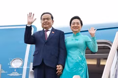 President of the National Assembly Tran Thanh Man and his spouse Nguyen Thi Thanh Nga leave Seoul on September 9 morning, concluding their official visit to the Republic of Korea. (Photo: VNA)