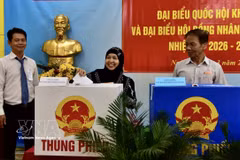 A Cham ethnic voter casts her ballot at Polling Station No. 26 in Gia Dinh ward, Ho Chi Minh City, on March 15. (Photo: VNA) 