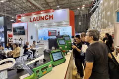 Visitors explore smart electronic devices on display at the exhibition. (Photo: VNA)
