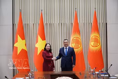 President of Kyrgyzstan Sadyr Japarov (R) on August 31 welcomes Vice President of Vietnam Vo Thi Anh Xuan. (Photo: VNA)