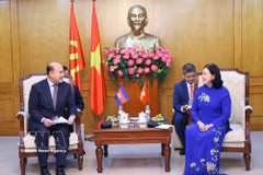 Politburo member, Secretary of the Party Central Committee and President of the Vietnam Fatherland Front (VFF) Central Committee Bui Thi Minh Hoai (R) receives Cambodian Deputy Prime Minister and Minister of Civil Service Hun Many. (Photo: VNA)