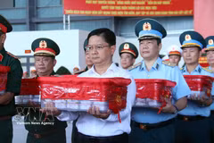 Vice Chairman of the Ho Chi Minh City People’s Committee Nguyen Manh Cuong at the handover ceremony of biological samples for identifying unknown martyrs at the city’s martyrs’ cemeteries. (Photo: VNA) 