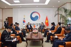 The working session between representatives of the Ho Chi Minh National Academy of Politics and the RoK Ministry of the Interior and Safety. (Photo: VNA)