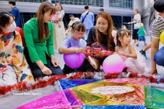 Children are instructed on how to decorate star-shaped lanterns at the Mid-Autumn Festival celebration in Sakai, Osaka. (Photo: VNA)