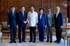 Malaysian Prime Minister Datuk Seri Anwar Ibrahim (fourth from right) welcomes the RoK President’s Special Envoy Kim Young Choon (Photo: Prime Minister Anwar Ibrahim's Facebook)