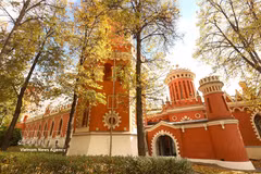 Petrovsky Palace in Moscow shines in the golden hues of autumn. (Photo: VNA)