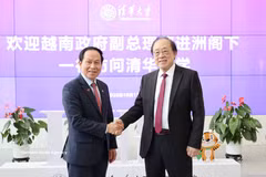 Deputy Prime Minister Le Tien Chau (L) and Professor and Academician Andrew Chi-Chih Yao, Director of Tsinghua University's Institute for Interdisciplinary Information Sciences. (Photo: VNA)