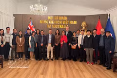 Participants pose for a photo after the incense-offering ceremony in commemoration of President Ho Chi Minh at the Vietnamese Embassy in Australia. (Photo: VNA)